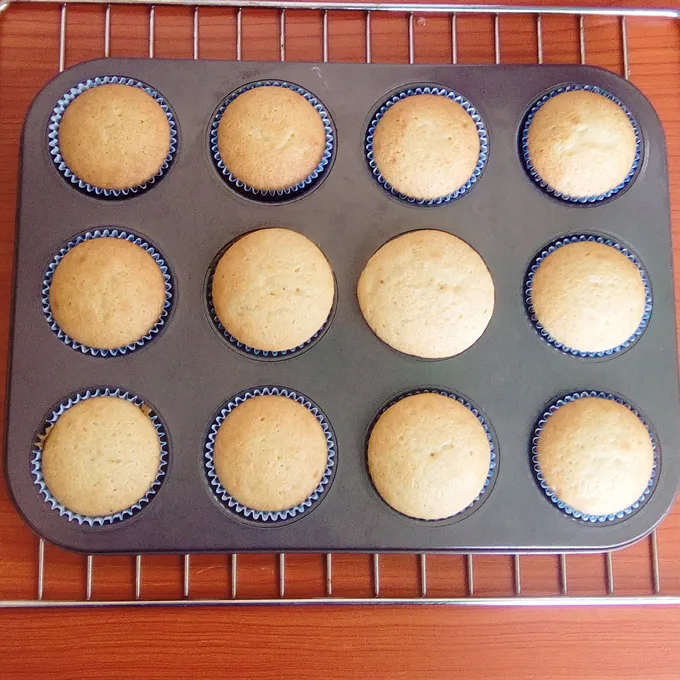 Vanilla cupcakes by Dolapo Grey