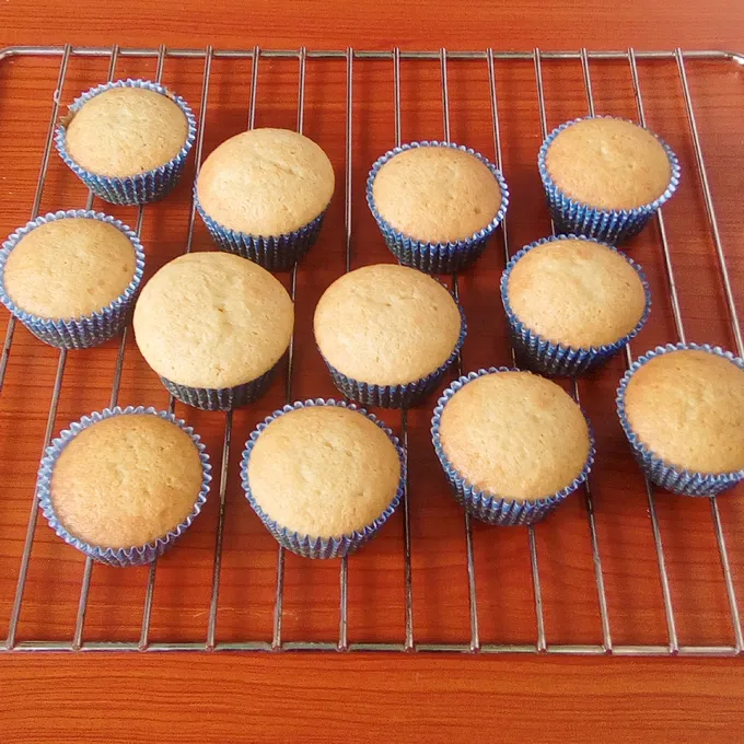 Vanilla cupcakes by Dolapo Grey