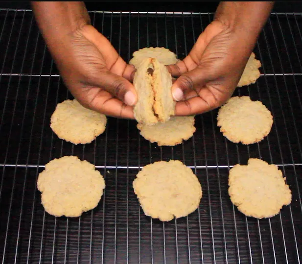 Simple oatmeal cookies by Dolapo Grey