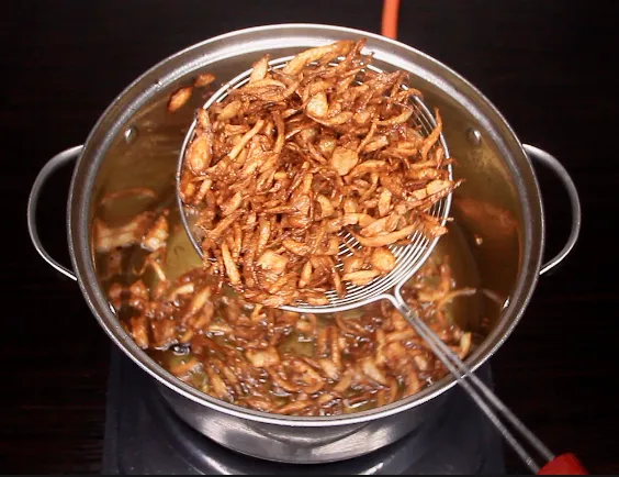 Crispy fried onion by Dolapo Grey