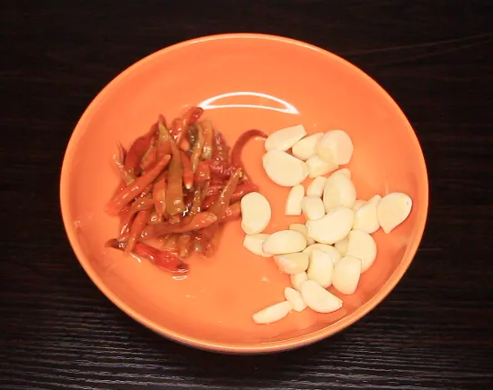 Chili Garlic Oil is a versatile oil. It adds incredible flavour and spice up your dishes. Drizzle it on your noodles, pasta, vegetables, pizza, use it for your stir-fry sauces and It's also perfect as a dip. It's quite easy to make and only takes a few minutes.