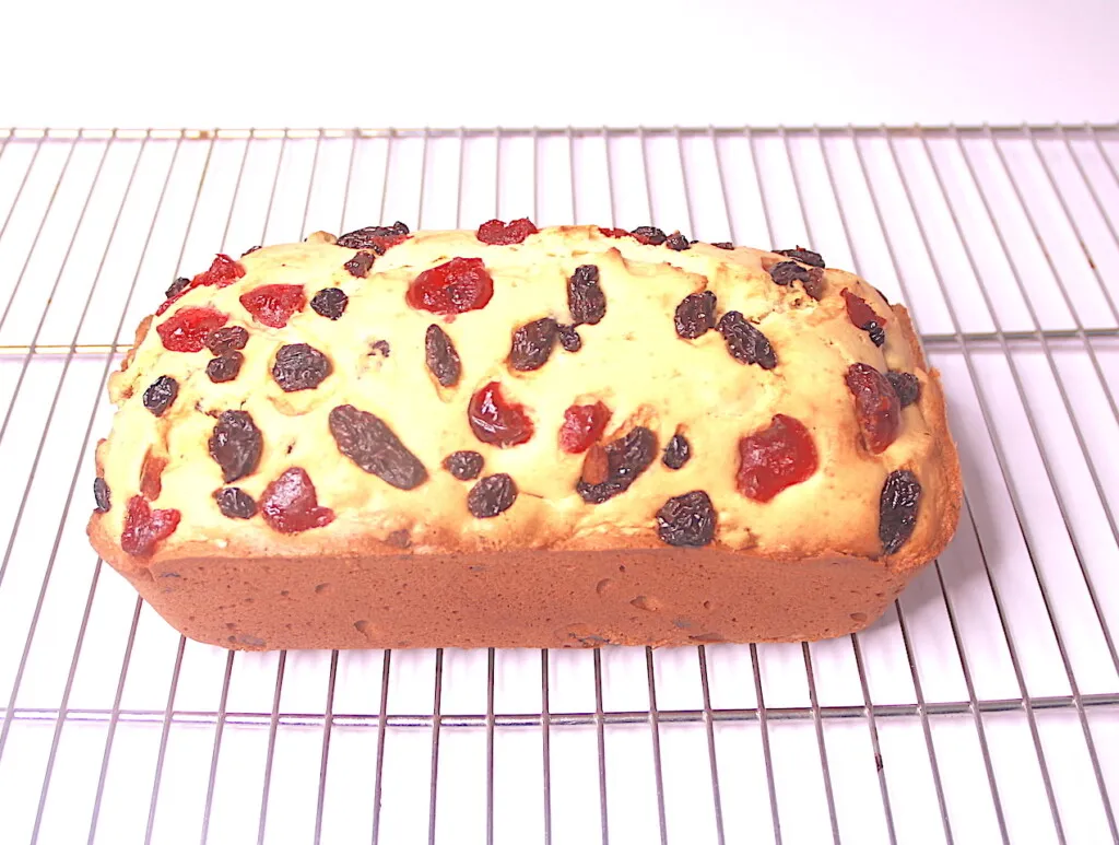 Simple fruit cake by Dolapo Grey