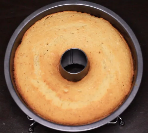 Lemon Cake by Dolapo Grey