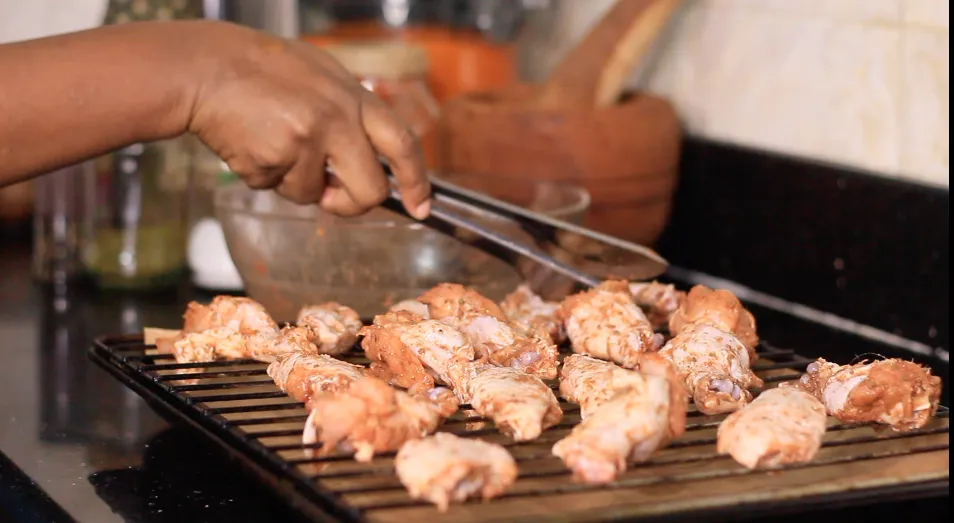 Oven baked chicken wings by Dolapo Grey