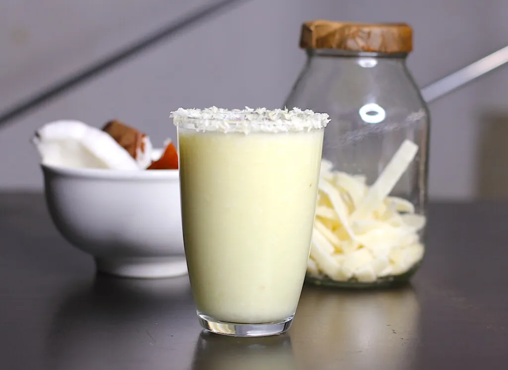 Pineapple coconut smoothie by Dolapo Grey