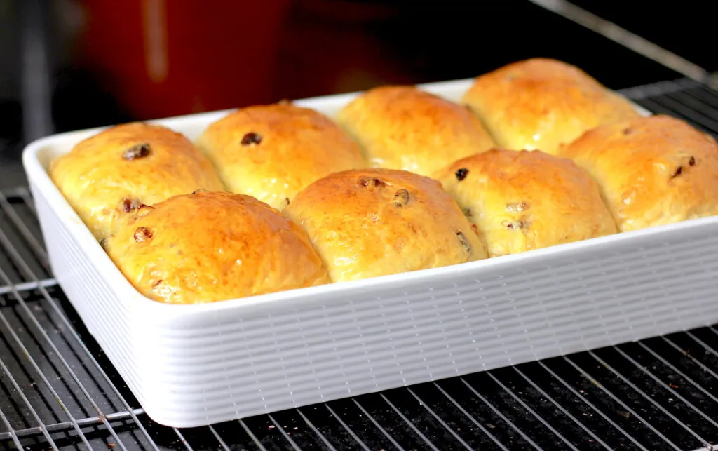 Buttery raisins bread rolls by Dolapo Grey